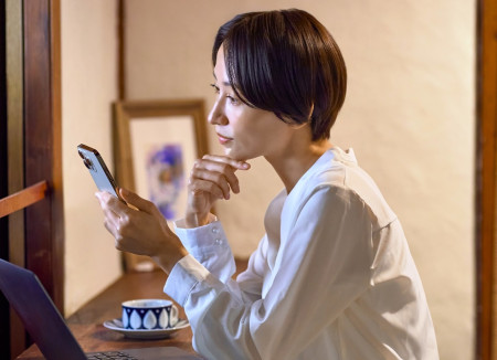 スマホを見るママ