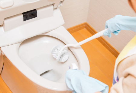 便器を掃除する女性