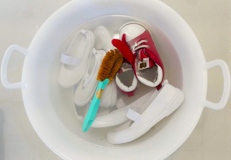 子ども靴のつけ置き洗い