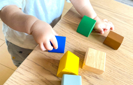 子どもの積み木遊び
