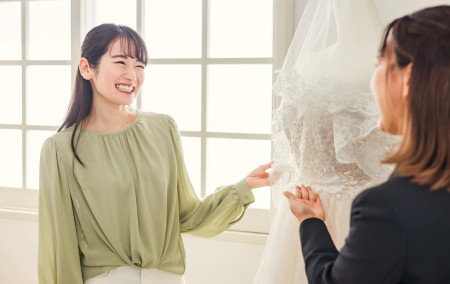 ウエディングドレスを選んでいる女性