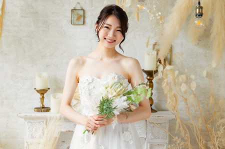 ウエディングドレスを着た女性