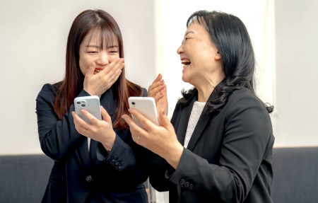 世代間コミュニケーションする女性