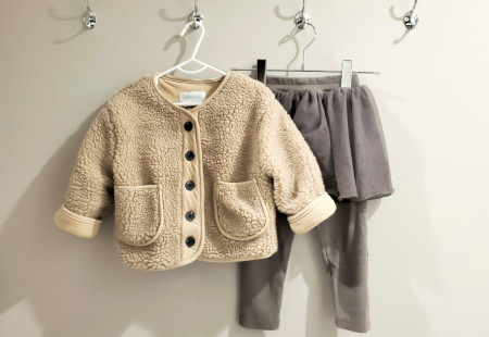 冬の朝の子どもの身支度準備