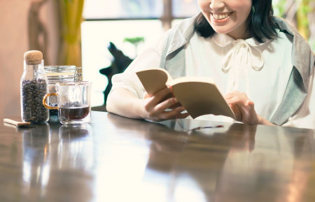 読書をしてリフレッシュする女性