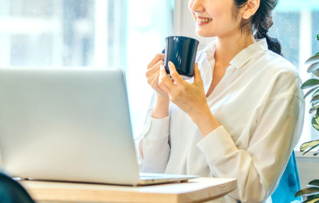 PC作業中に小休憩する女性