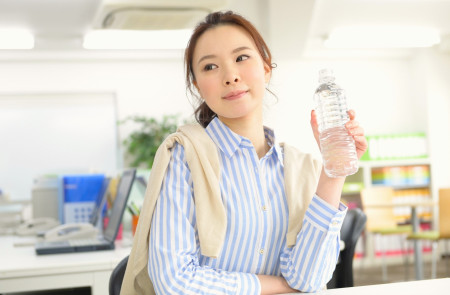 水を飲む女性