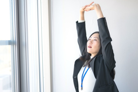 立ち上がり休憩をする女性