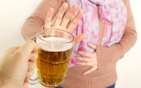 お酒を断つ女性