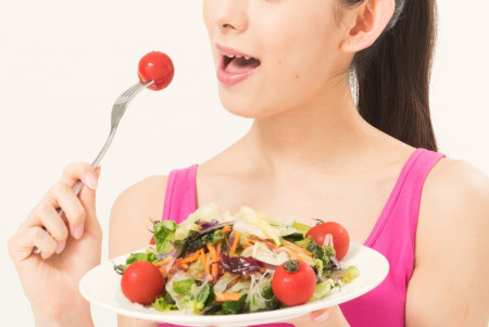 食物繊維を食べる女性