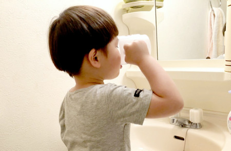 うがいをする子ども