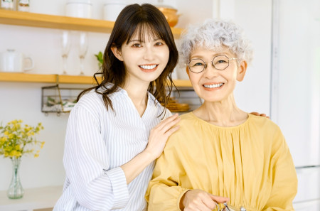 姑の手伝いをする嫁