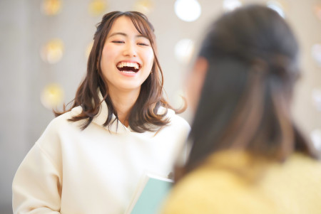 頭を空っぽにして笑う女性