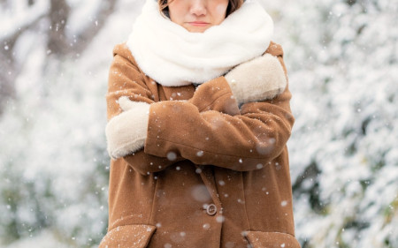 冬の寒さに震える女性