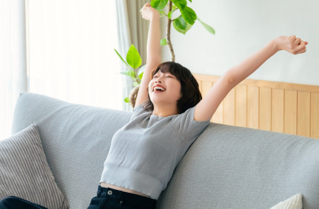 深呼吸する女性