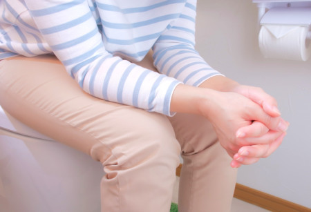 トイレで瞑想するママ