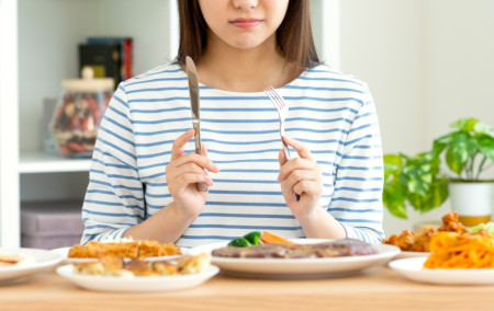 タンパク質を摂取する女性