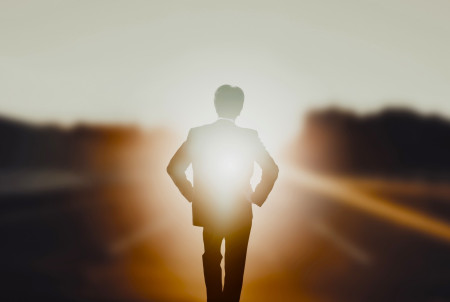 光に包まれた男性