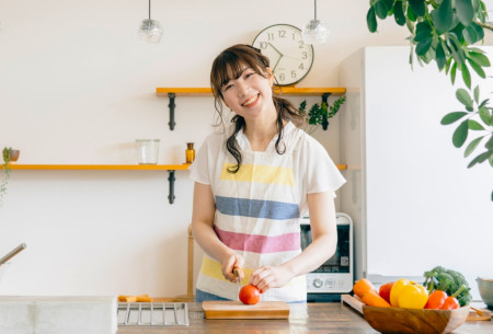 自炊する女性