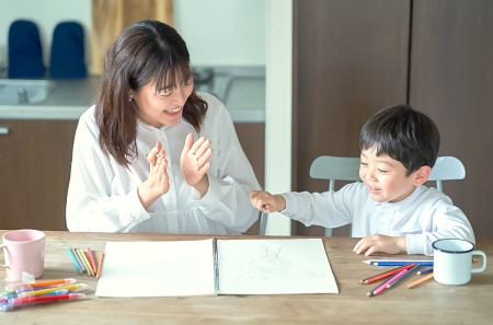 子どもを褒めるママ