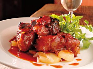 フォークを刺すと骨から肉がホロリとはがれるくらいが、煮込む目安。フォン・ド・ボーは缶詰でもよく、テール代わりにゼラチン質を多く含むスネ肉でも美味しくできる。