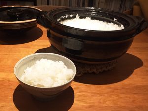 土鍋は日本各地の職人や手工業者と協働して良質な日用品をプロデュースする東屋のもの。伊賀焼の炊飯釜（写真は3合用）18,000円
