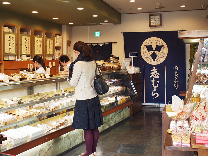 目白通りに面した明るい店内では、お上品なマダムたちが“いつもの和菓子”を買ってゆく。