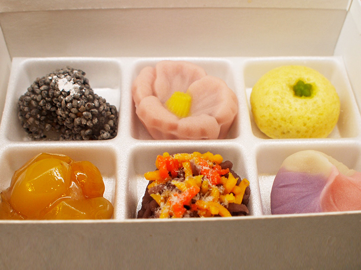 上生菓子は324円～。1月は最も種類が豊富。繊細な季節のうつろいを目と舌で味わって（写真は11月の内容）。