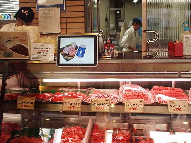 バックヤードで切ったばかりの肉が店頭に並ぶ。前沢牛の販売指定店第1号店、松阪牛は4号店。