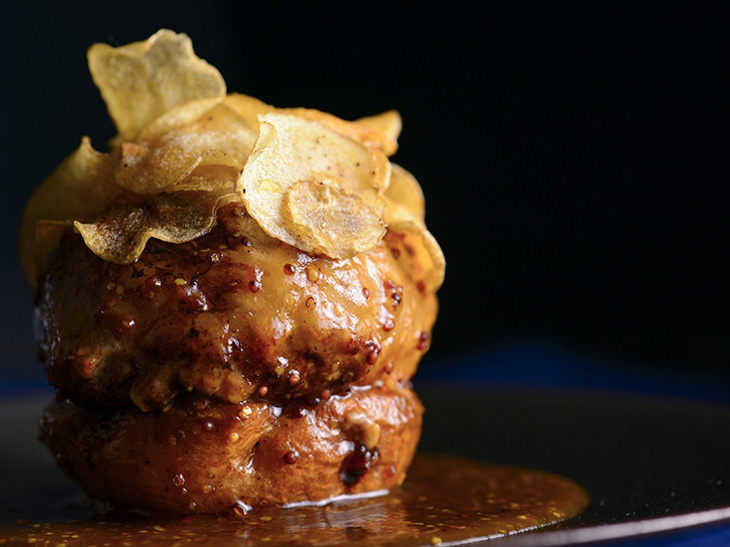 「セレバーグ」は、バームクーヘン豚をあえてハンバーグで楽しむ贅沢な一皿