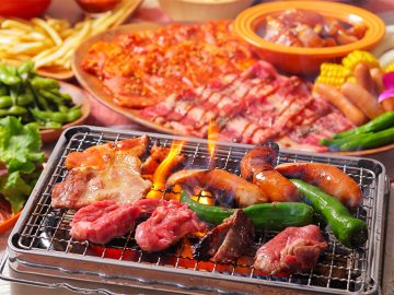 牛・豚・鶏3種のお肉に新鮮野菜を、さらにフードバーでフライドポテト、枝豆、シェイブアイス（ハワイのかき氷）が食べ放題。