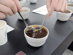 泡を取り除くのに使ったスプーンは、他のコーヒーと味が混ざらないよう、毎回水ですすいで、キッチンペーパーで水気を取ってから使用する。味の変化は繊細なのだ。