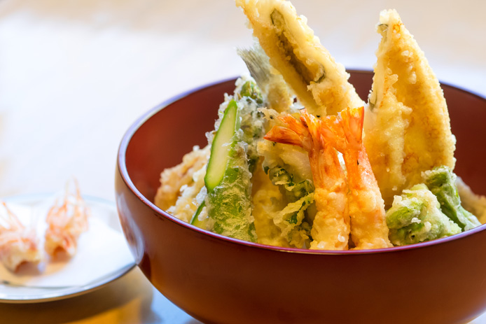 「てんぷら山の上Ginza」限定の特製天丼「豪麓」（ごうろく）。極上の活海老、魚介、野菜で構成される。6,800円