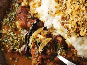 インド風カレー＆牛すじドライカレーあいがけ 1,200円。選択制の具材のなかでもオススメはタンドリー風に焼き揚げられたチキン。表面はパリッと中はジューシーだ。 素揚げの野菜やフライドオニオンなども含め、多彩な食感が楽しめるのも魅力 | 食楽web