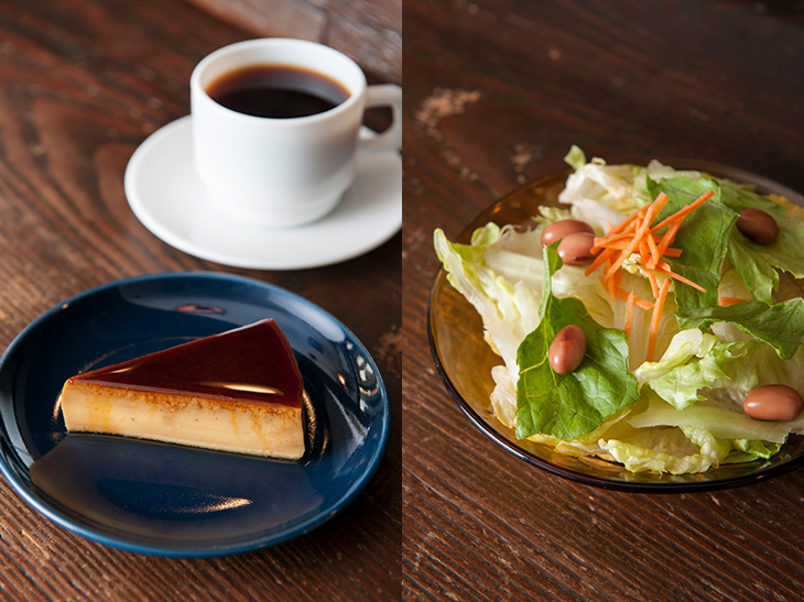 （左）「自家製プリン」はカルダモン入りで爽やか。『Jalk Coffee』の「ウミネコブレンド」とセットで550円。（右）『草木堂』の野菜をふんだんに使用したサラダ。自家製ドレッシングの味も評判
