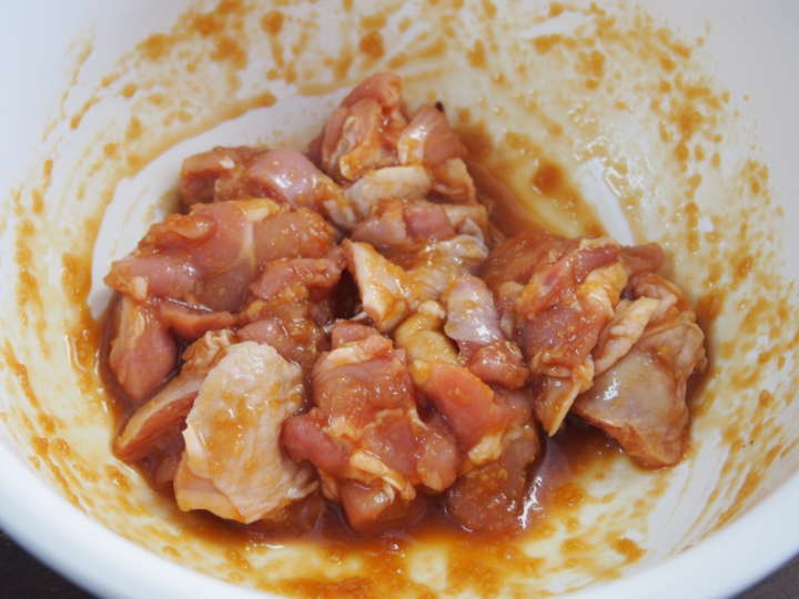 分量のめんみ、にんにく、ショウガをボウルに入れ、ひと口大に切った鶏肉を約10分漬け込みます。