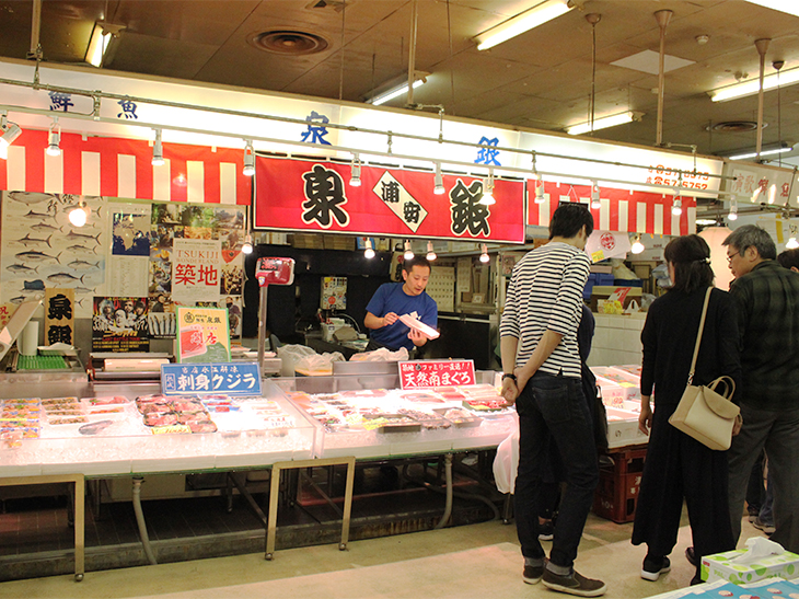「鮮魚 泉銀」は、一般客も買い物ができる「浦安魚市場」の中にある。60年以上前に、母方の祖父・泉澤銀蔵さんが始めた店だ。「うちは、父方は漁師の家系、母方は鮮魚店だから、俺は魚の申し子みたいなもんよ（笑）」と森田さん。2号店のオープン以来、魚市場店は週末の土日だけの営業に。