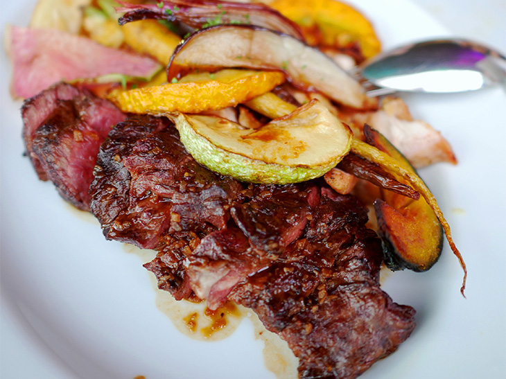凝縮した肉の旨みが味わえる「プライム牛バベット（ハラミ）ステーキ、鶏モモグリル」