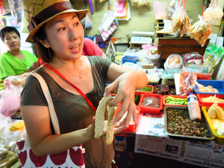 先生の話を聞きながら買い物できるのが楽しい。台湾にはベジタリアンが多く、湯葉などを代替食にするそうだ。