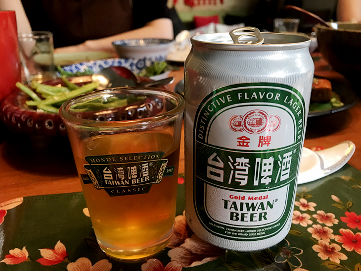 台湾の暑い夏にはやっぱり「台湾ビール」。軽い飲み口がこってりした食事によく合う。