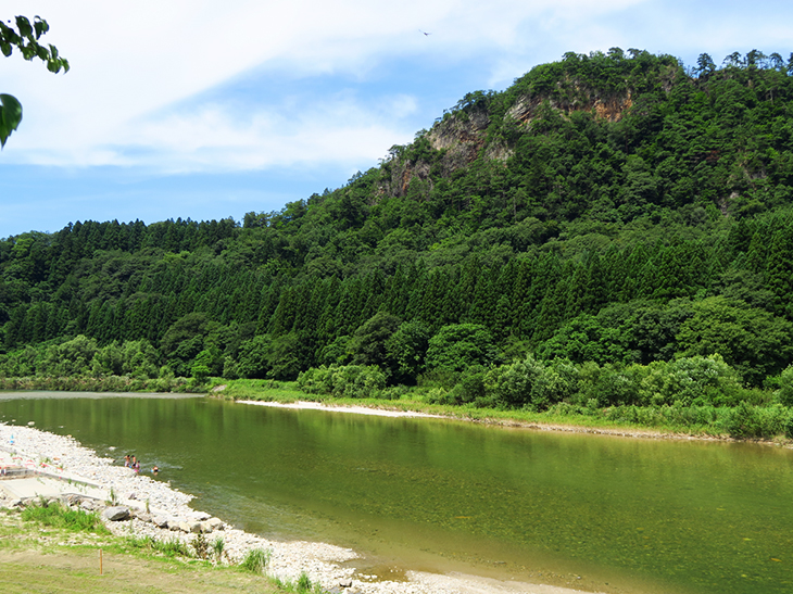 本社社屋の裏には阿賀野川が流れており、夏には川遊びをする人の姿も見られる。