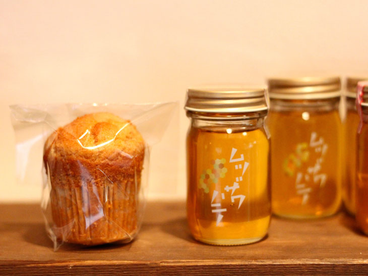 ご近所の養蜂家が採取した睦沢産の蜂蜜「ムツザワハニー」（1瓶900円）は、「furacoco」でのみ販売。こちらを使った素朴な甘さが癖になる手作りマフィン（写真左・1個280円）は、ぜひ手土産に。