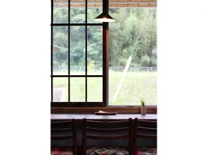 農道と田園風景を見渡せる窓際のカウンター席。暑い時期は網戸になり、涼風と鳥や虫の声に癒される。