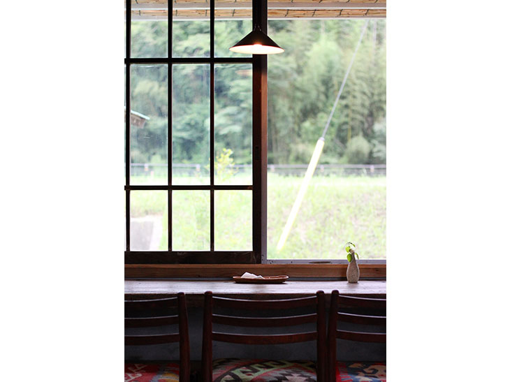 農道と田園風景を見渡せる窓際のカウンター席。暑い時期は網戸になり、涼風と鳥や虫の声に癒される。