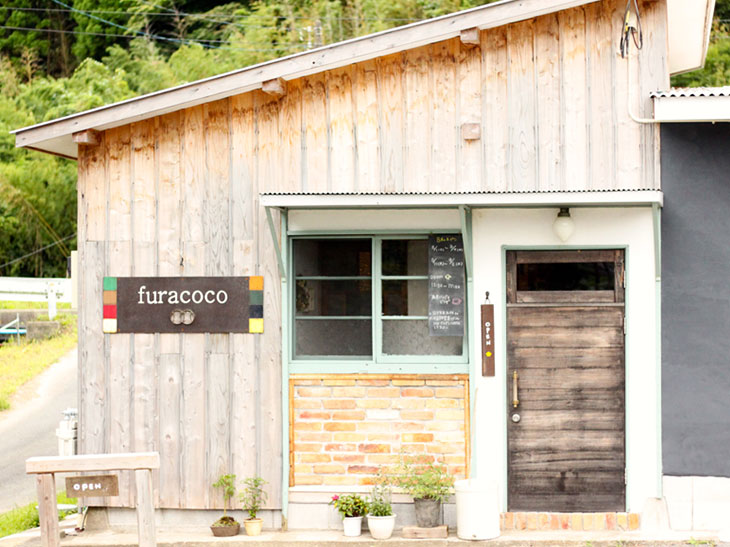 のどかな田園地帯にある「furacoco」は、木材と古道具が随所に生かされた落ち着く空間。店舗は、店主・細山さんが大工さんと二人で改装・建築し、完成までに2年を要した。7月のオープン初日には、野田時代の常連客も多く駆けつけた。
