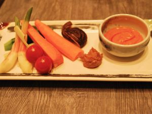 東京野菜まるかじり ハニーゴルゴンディップと無添加自家製味噌680円（税別）。ゴルゴンゾーラチーズとはちみつ、アクセントに豆板醤とケチャップを加えたディップと、カシューナッツとクルミを混ぜ合わせた自家製味噌。
