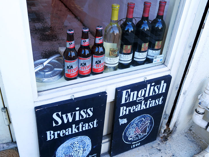 店の外には朝食メニューの看板が。イングリッシュ・ブレックファスト（1,500円）、アメリカのパンケーキ（1,500円）、スイスのミュズリー（1,000円）はレギュラーメニューとなっている。