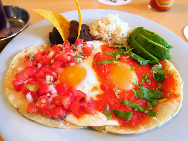 メキシコの朝ごはん（1,500円）はボリューム満点。サルサソースは2種類の味になっており、トマト感の強いものと、スパイス感の強いものが載っている。