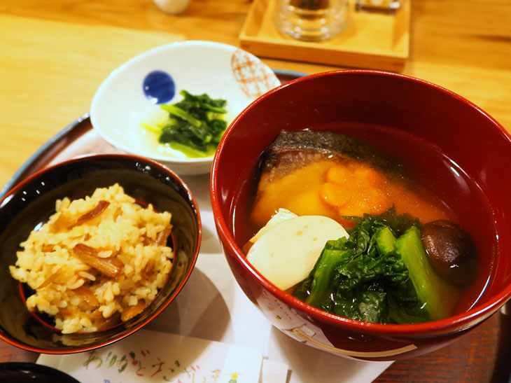 博多雑煮セットは、茅乃舎だしと煮干しだしを使っただしに、九州・霧島産豚肉を使用。かしわ飯、小鉢、香の物付きで1,580円。