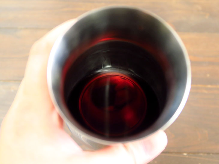 グラス1～2杯分のワインを注いで、回し方を変えることでデキャンタージュの度合いが変わる。